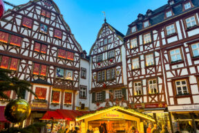 Veranstaltung_Weihnachtsmarkt_2025_Fachwerk_Adler_Apotheke_Marktplatz_Bernkastel_kl